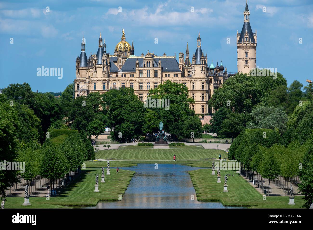 Germania, Meclemburgo-Pomerania occidentale, capitale dello stato Schwerin, castello di Schwerin, giardino del castello con canale trasversale Foto Stock
