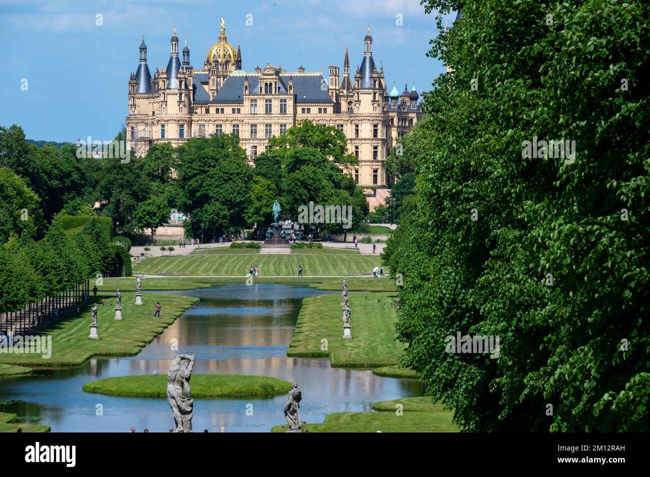 Germania, Meclemburgo-Pomerania occidentale, capitale dello stato Schwerin, castello di Schwerin, giardino del castello con canale trasversale Foto Stock