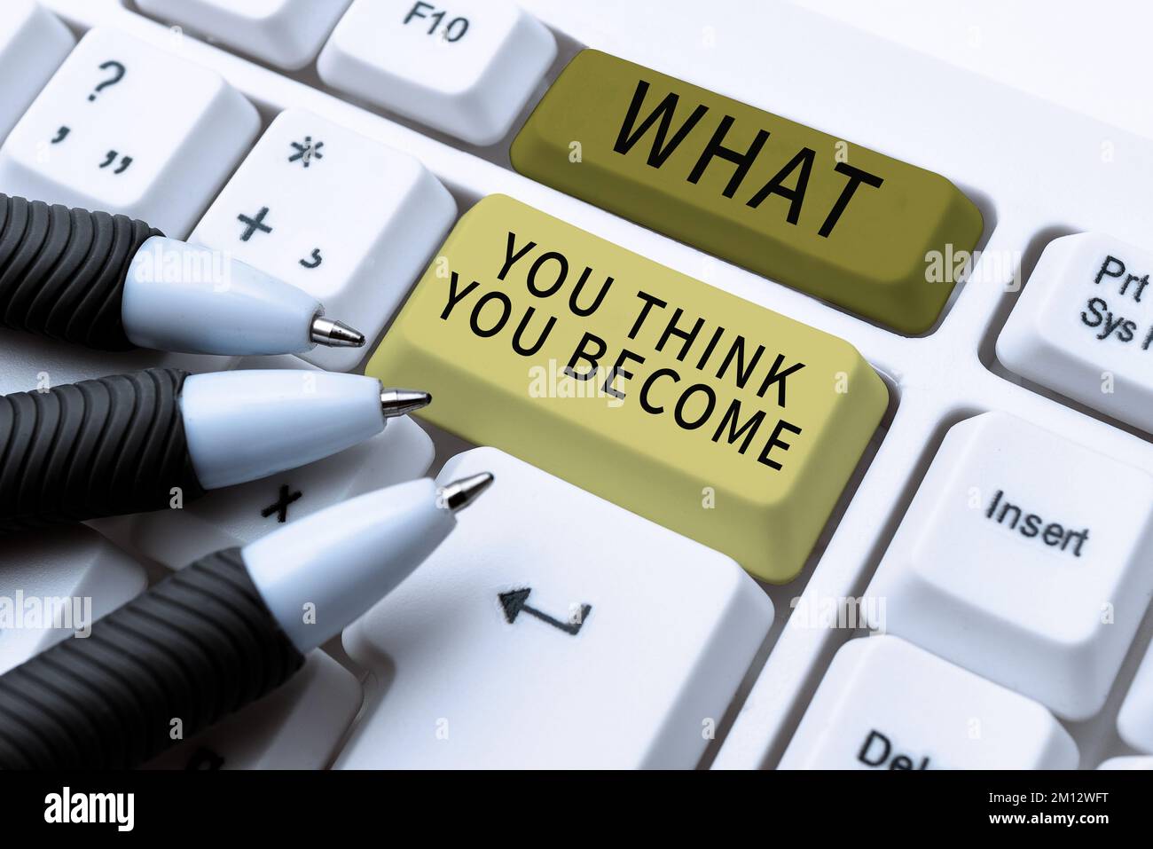 Scrittura a mano del testo che cosa pensate che diventiate. La parola scritta sull'essere riuscito e positivo nella vita richiede i buoni pensieri Foto Stock