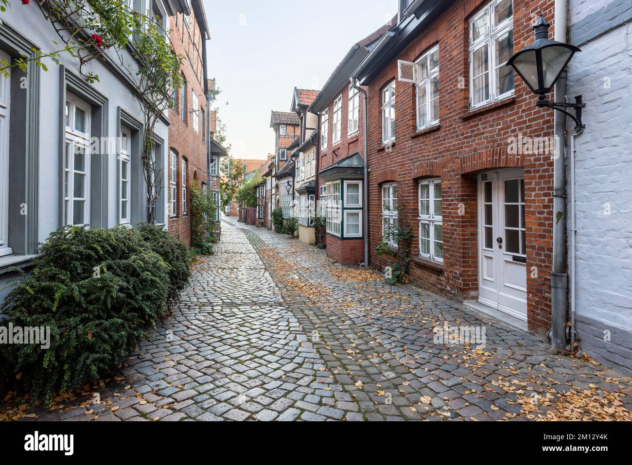 Vista sulla strada Auf dem Meere nel centro storico di Lüneburg Foto Stock