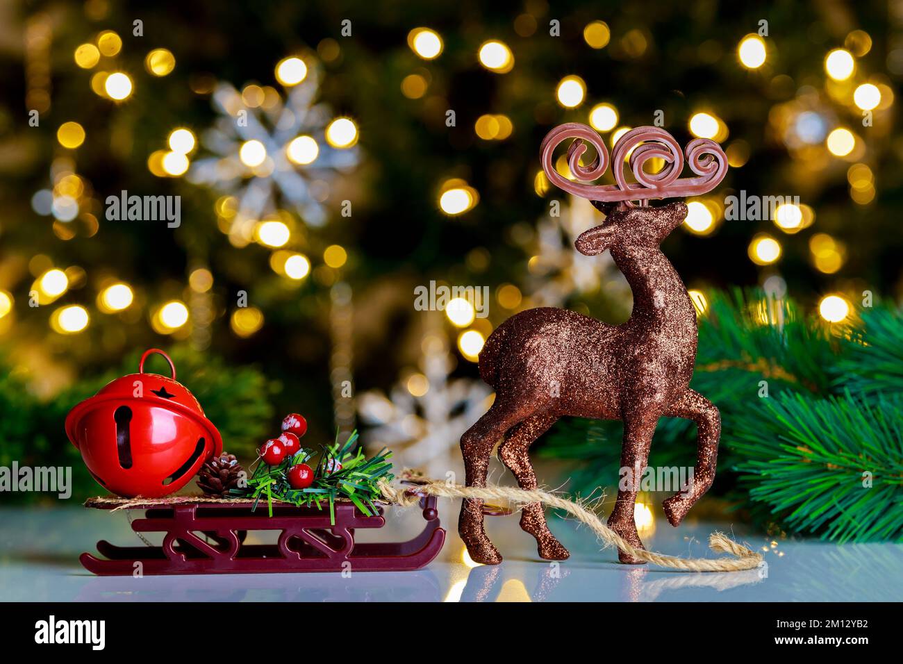 Sfondo di Natale con elegante renna e slitta. Foto Stock