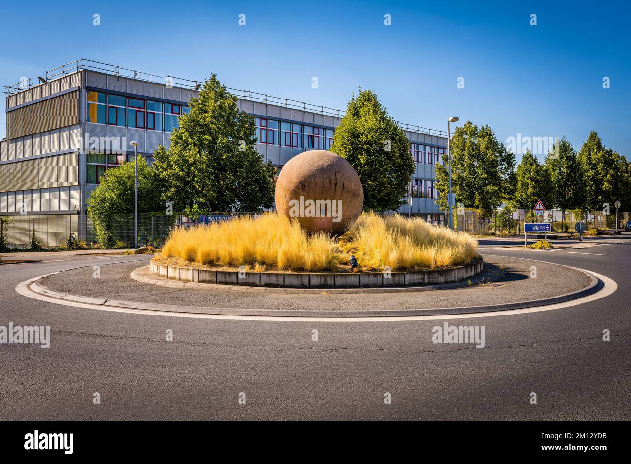 Cerchio di traffico di mele a Ingelheim, arte nel cerchio di traffico con 18 tonnellate di mela pesante in pietra arenaria con 5m di diametro Foto Stock