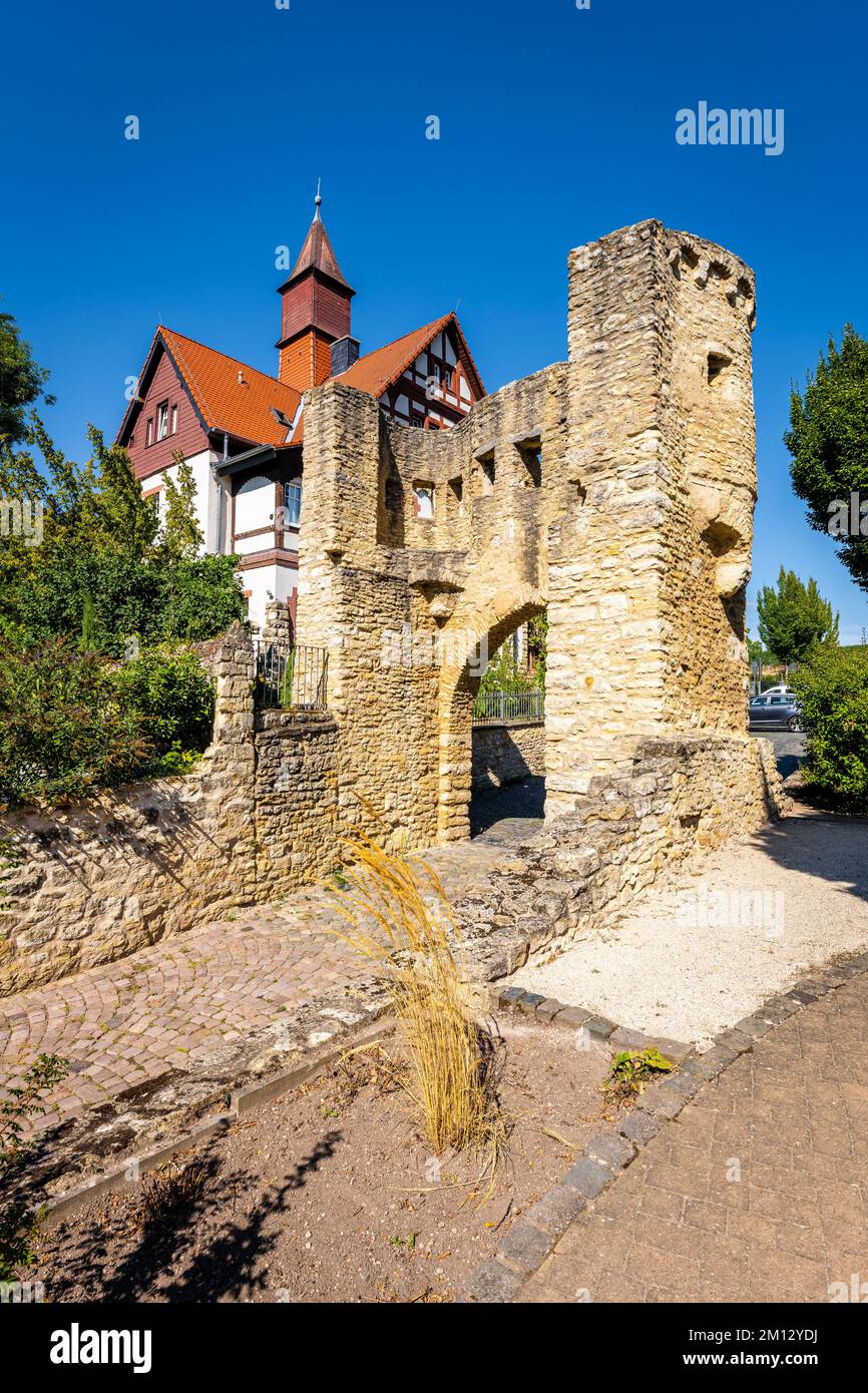 Porta Uffhub con vecchia centrale elettrica a Ingelheim am Rhein, parte delle fortificazioni della città sud-occidentale del 14th ° secolo, torre conchiglia con arco e merlature Foto Stock