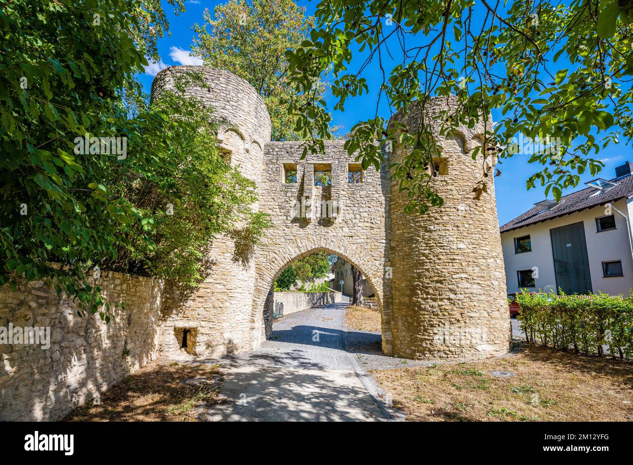 Ohrenbrücker Tor a Ingelheim, Rheinhessen, storica porta della città come parte delle fortificazioni della città, progettato come una torre a tazza con un naso a pece e merlature Foto Stock