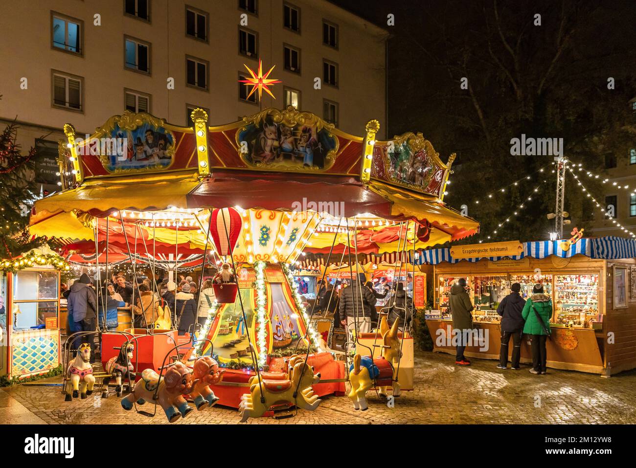 Dresdner Christmasmarkets nell'inverno 2022, illuminato durante la notte. In primo piano una sequenza Foto Stock