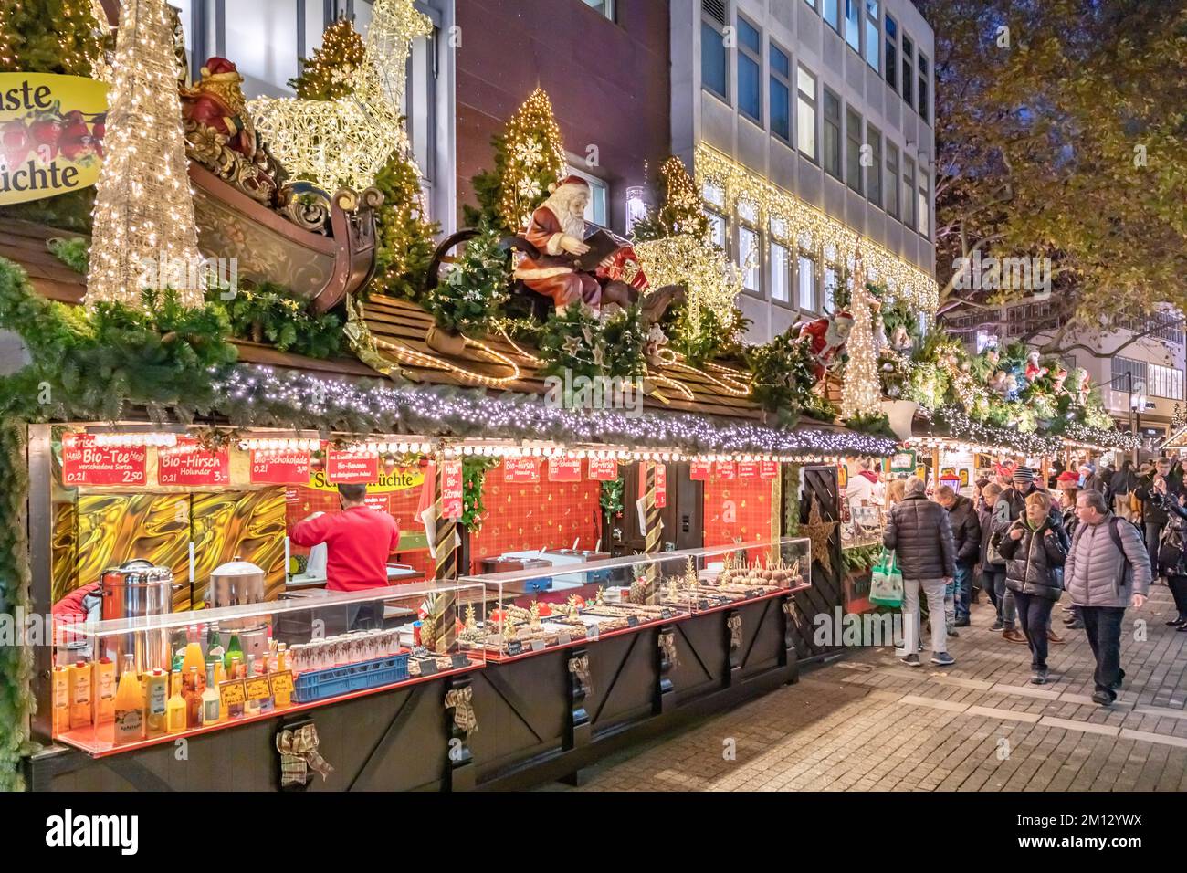 Mercatino di Natale di Stoccarda, stand e passanti a Kirchstraße Foto Stock