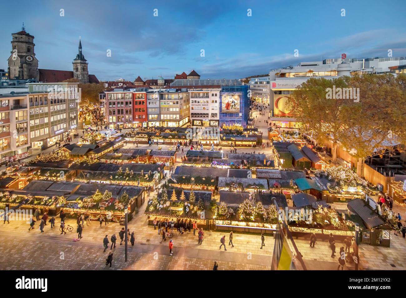 Panorama del mercato di Natale a Stoccarda sulla piazza del municipio, vista dalla finestra panoramica del municipio alle bancarelle, la fila di negozi, la chiesa collegiata e il grande magazzino Breuninger Foto Stock