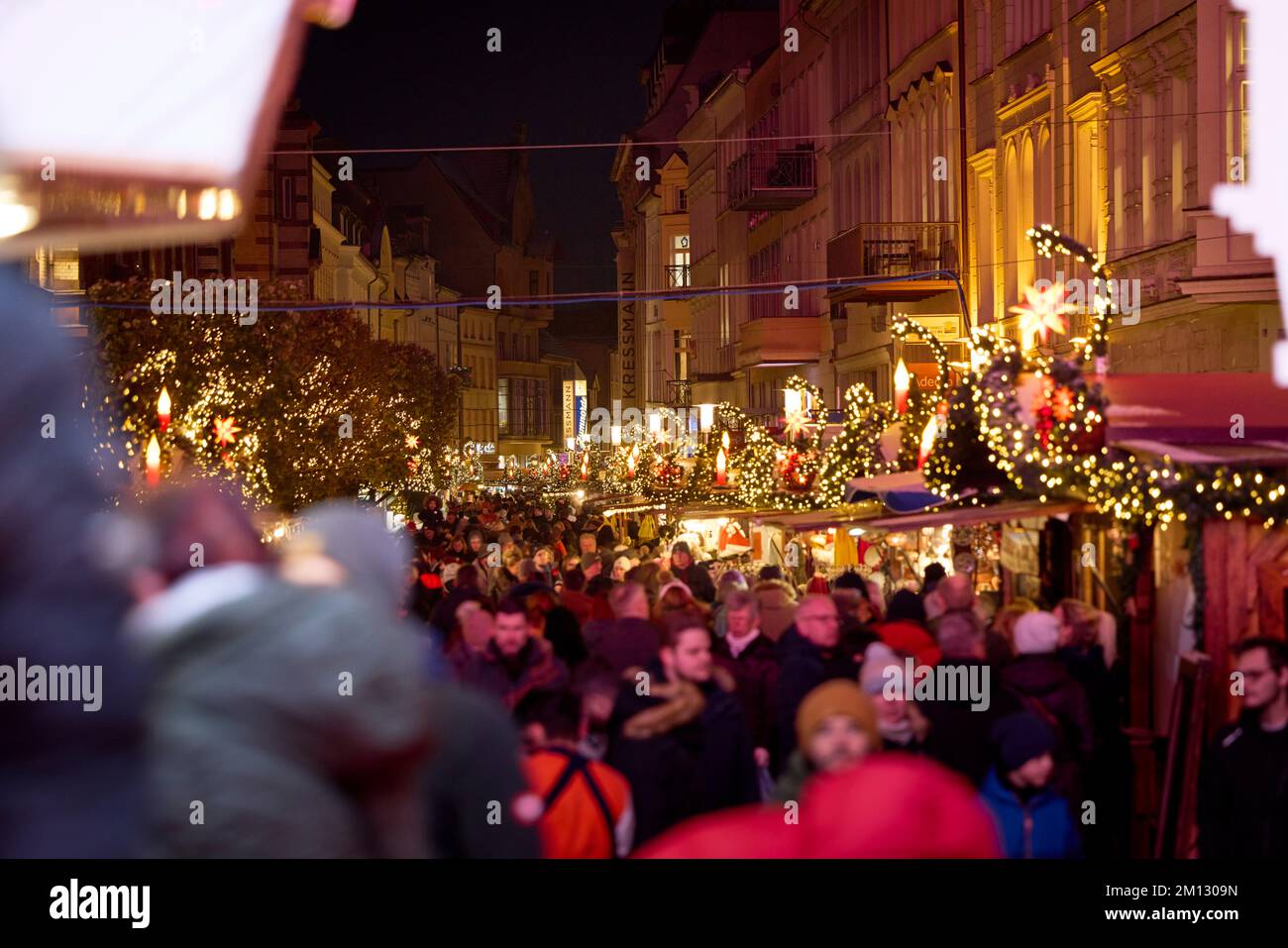 Germania settentrionale, Meclemburgo-Pomerania occidentale, Schwerin, mercatino di Natale, via dello shopping Foto Stock