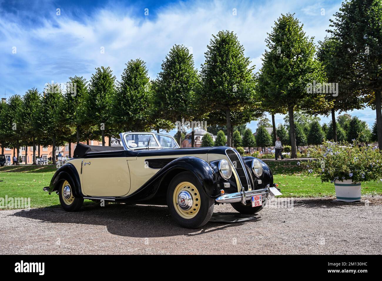 Schwetzingen, Baden-Wuerttemberg, Germania, Concours d'Elégance nel parco del castello, EMW 327/2 Cabriolet, anno 1953, 55 cv, 1971 cc, peso 1100 kg Foto Stock