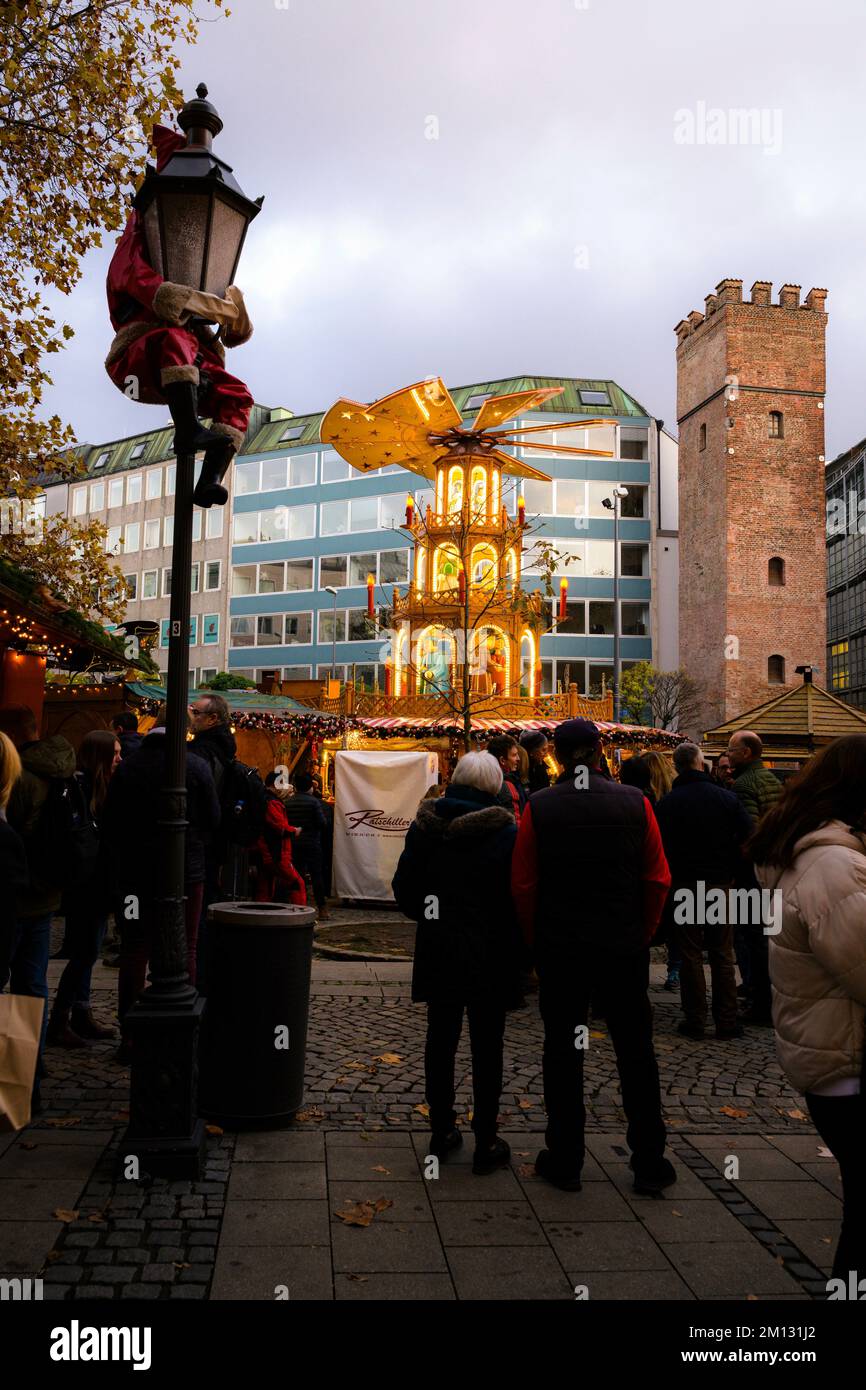 Mercatino di natale con piramide gourmet a Rindermarkt a Monaco, Baviera, Germania, Europa Foto Stock