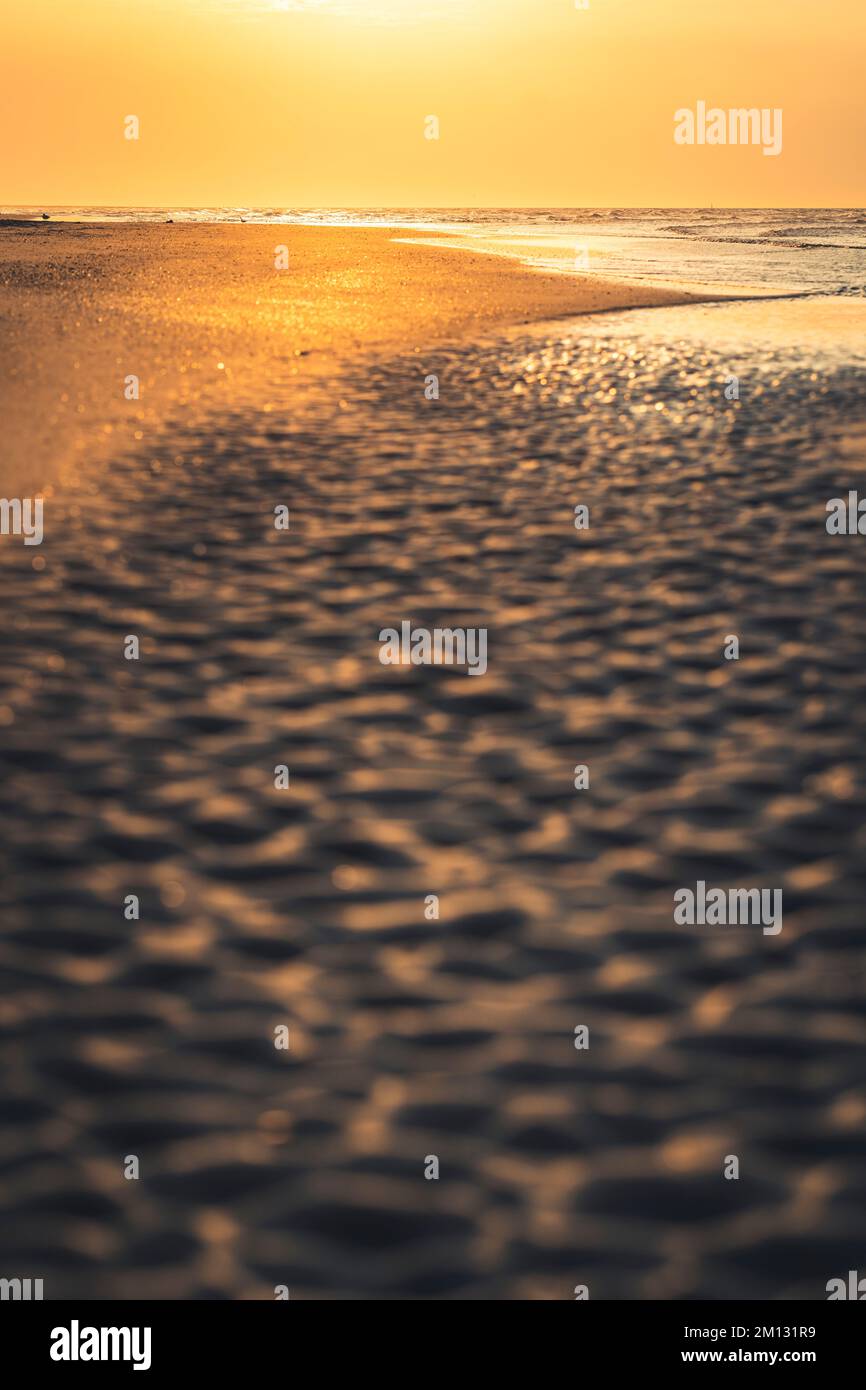 Atmosfera serale sulla spiaggia di Norderney, vicino alla prospettiva del terreno, fuori fuoco Foto Stock