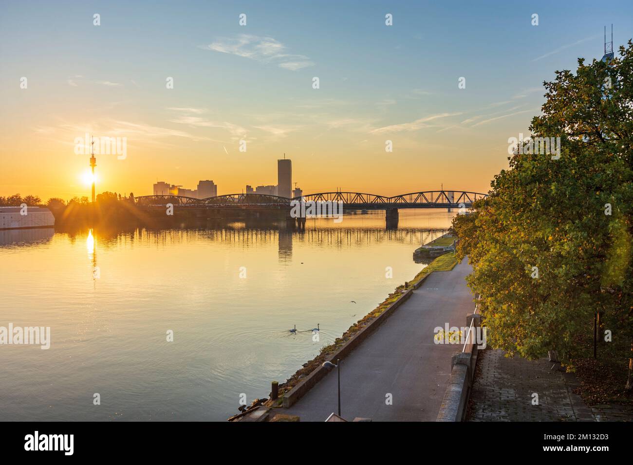 Vienna, alba sul fiume Donau (Danubio), vista di Donauturm e Donaucity con DC Tower 1, ponte Nordbahnbrücke nel 22. Donaustadt, Austria Foto Stock