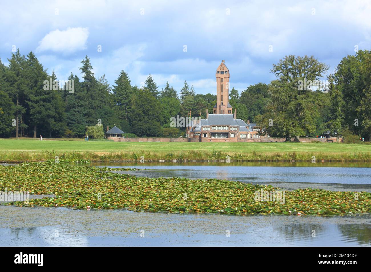 Vista di Jachthuis Sint Hubertus costruito nel 1915 sul lago con rose stagno, rifugio di caccia, riflessione, torre, Parco Nazionale De Hoge Veluwe, Veluwe, Gelder Foto Stock