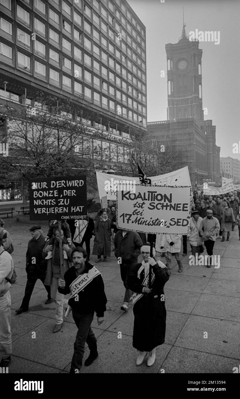 GDR, Berlino, 19.11.1989, demo il 19 novembre '89, coalizione è neve con 17 ministri SED, Rotes Rathaus (Municipio Rosso) Foto Stock