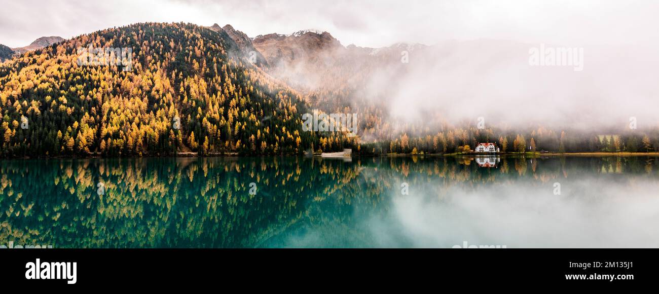 Bandiera orizzontale che riprende la vista del lago con la nebbia che crea un ambiente mistico e suggestivo. Lago di Anterselva, Italia Foto Stock