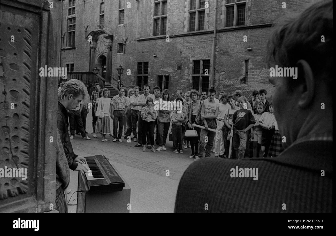 Polonia, Danzica, 24,8.1988, scena di strada a Danzica, musicista con pubblico, organo elettrico, Europa Foto Stock