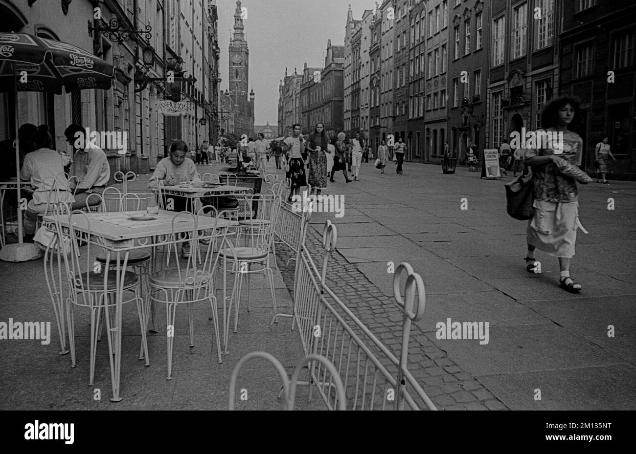 Polonia, Danzica, 24,8.1988, scena di strada a Danzica, Street café, passers-by, Europa Foto Stock