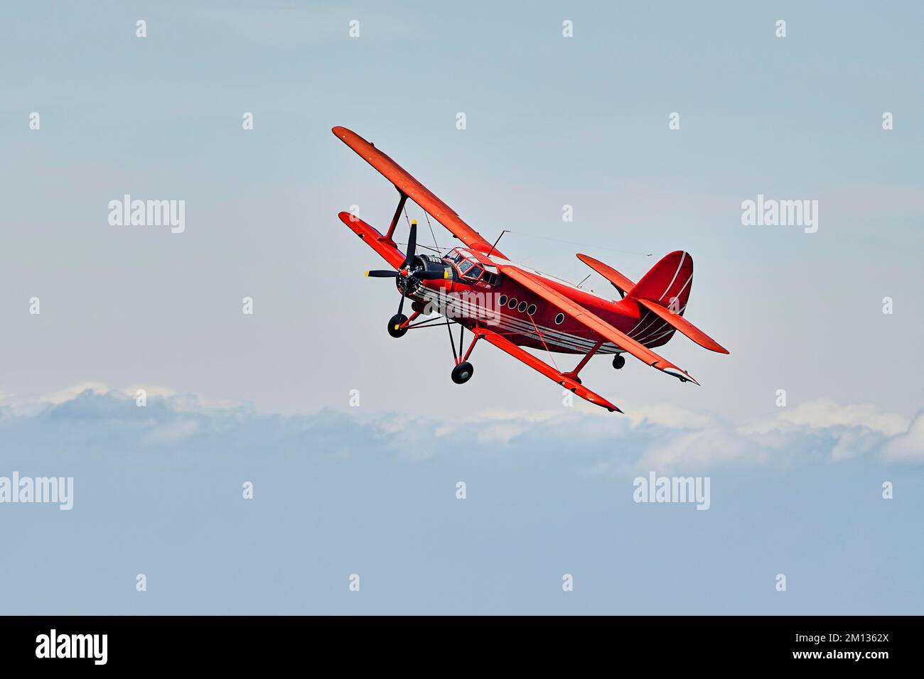Velivolo d'epoca Antonov AN-2, YL-LEI, che sorvola l'altopiano della Svizzera centrale, Stans, Canton Nidvaldo, Svizzera, Europa Foto Stock