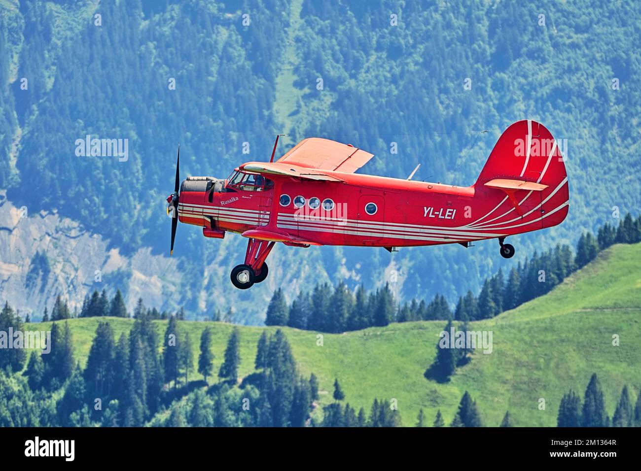 Velivolo d'epoca Antonov AN-2, YL-LEI, che sorvola l'altopiano della Svizzera centrale, Stans, Canton Nidvaldo, Svizzera, Europa Foto Stock