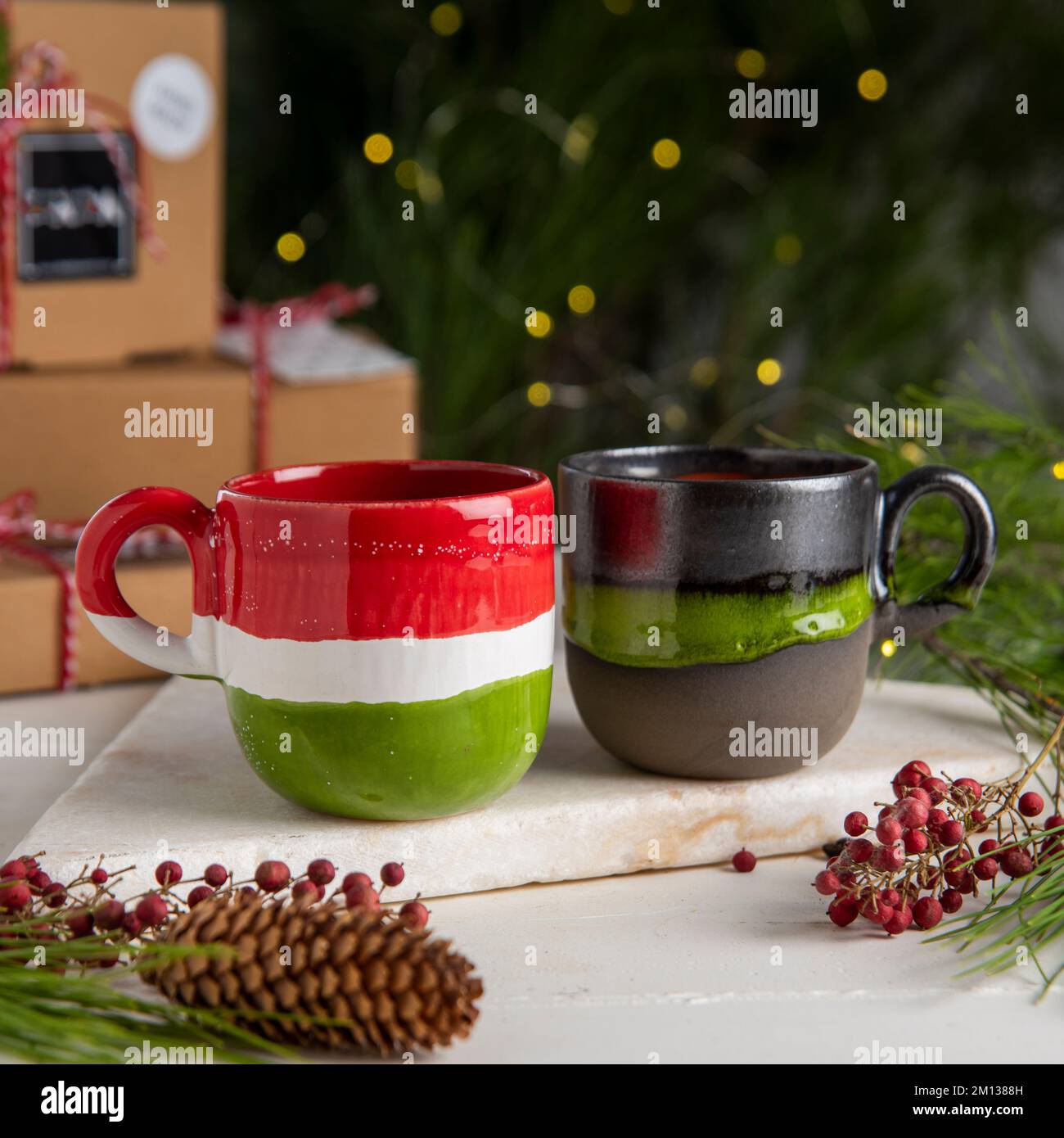 Tazze da caffè con confezioni regalo e decorazioni natalizie Foto stock -  Alamy