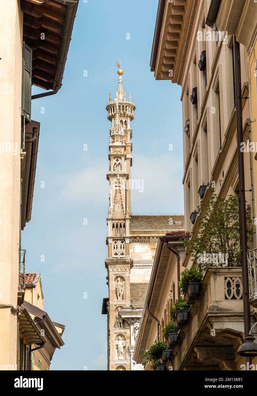 Vista sulla torre della Cattedrale di Como nel centro storico della città di Como, Lombardia, Italia Foto Stock