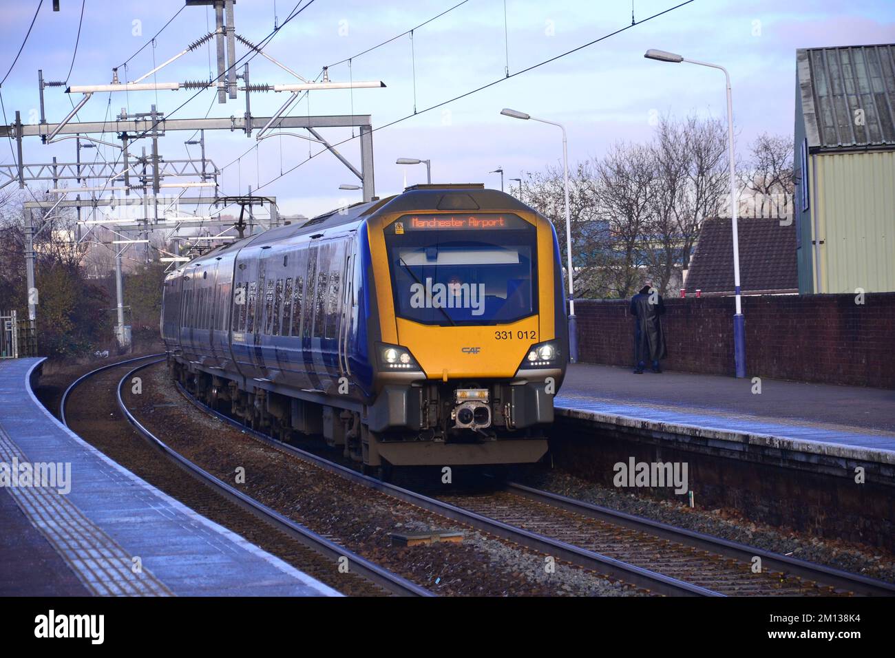 Chorley, Regno Unito, 9th dicembre 2022. Un treno Northern Rail diretto all'aeroporto di Manchester che arriva alla stazione di Chorley, Lancashire, Regno Unito. L'Unione ferroviaria, marittima e dei trasporti ha annunciato scioperi ferroviari in dieci date del mese prossimo, tra cui l'azione industriale del 13, 14, 16 e 17 dicembre e del 3, 4, 6 e 7 gennaio. I soci saranno inoltre in uscita dalle 6pm:7am del 24 dicembre fino alle 17:00 del 27 dicembre. Credit: Terry Waller/Alamy Live News Foto Stock