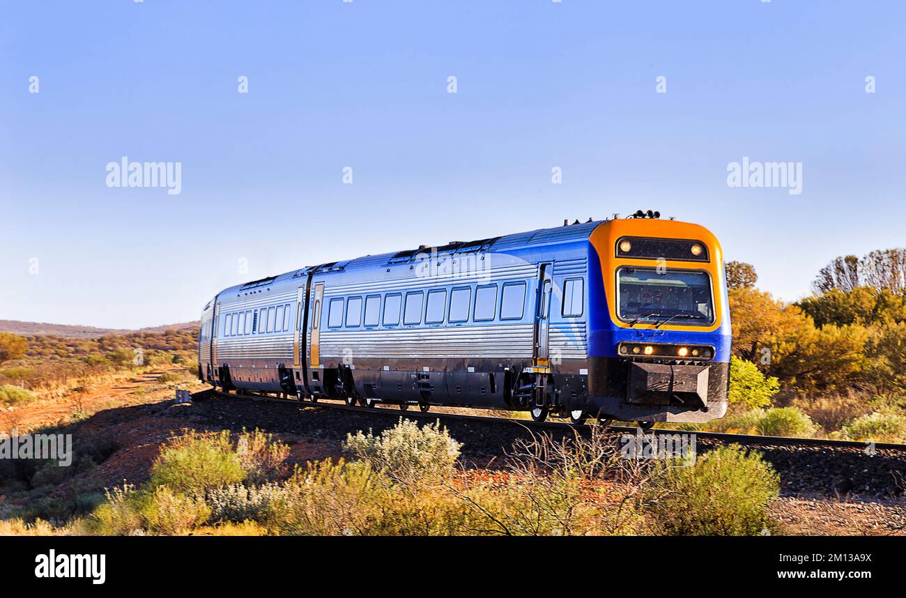 Treno passeggeri interurbano veloce nel bush dell'entroterra australiano che si avvicina a Broken Hill. Foto Stock