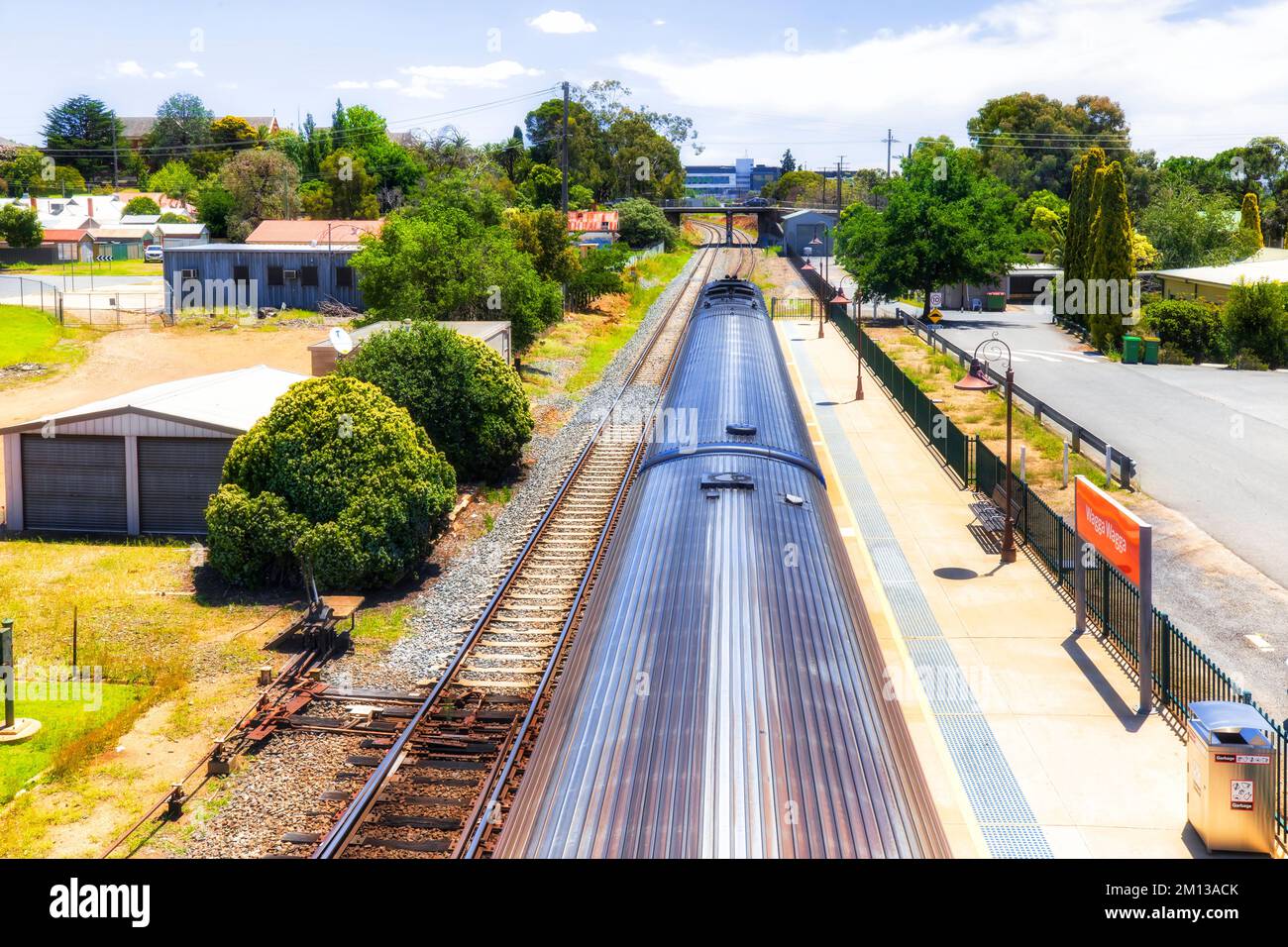 Treno passeggeri Intercity alla piattaforma della stazione di wagga wagga verso l'uscita della stazione. Foto Stock