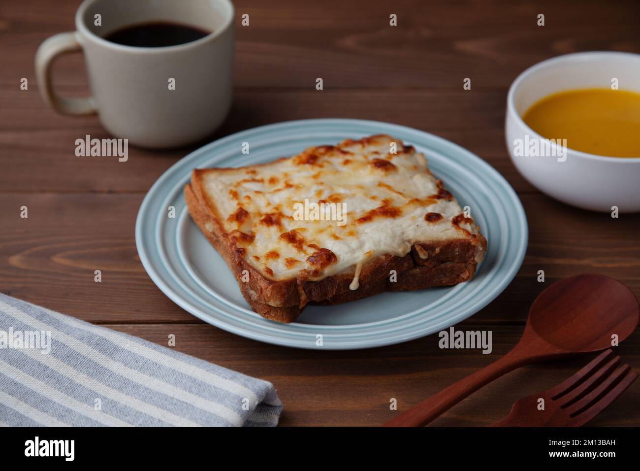 prima colazione croque monsieur e caffè caldo isolato sul tavolo Foto Stock