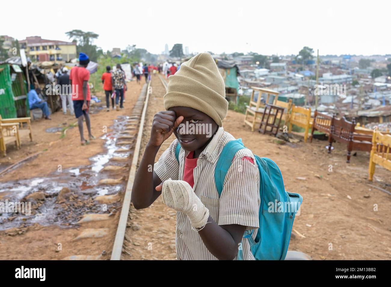KENYA, Nairobi, Kibera slum, ragazzo in posa come pugile sul binario ferroviario / KENIA, Nairobi, Slum Kibera, Junge in Boxer posa auf Bahngleis Foto Stock