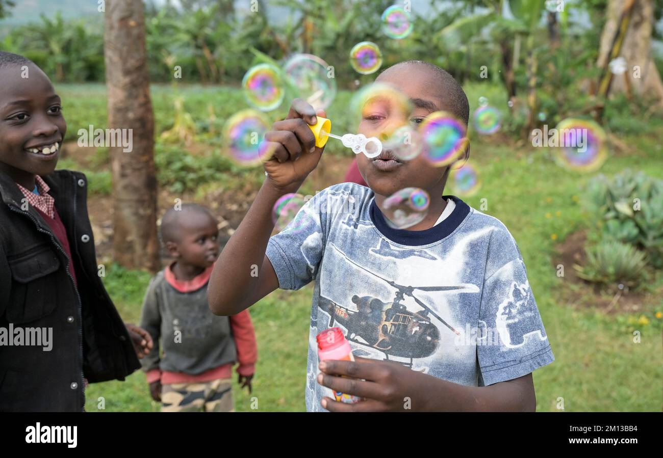KENYA, Nandi Hills, Nandi bambini giocare con bolle di sapone / KENYA, Nandi, Dorf Chepsangor, Kinder machen Seifenblasen Foto Stock