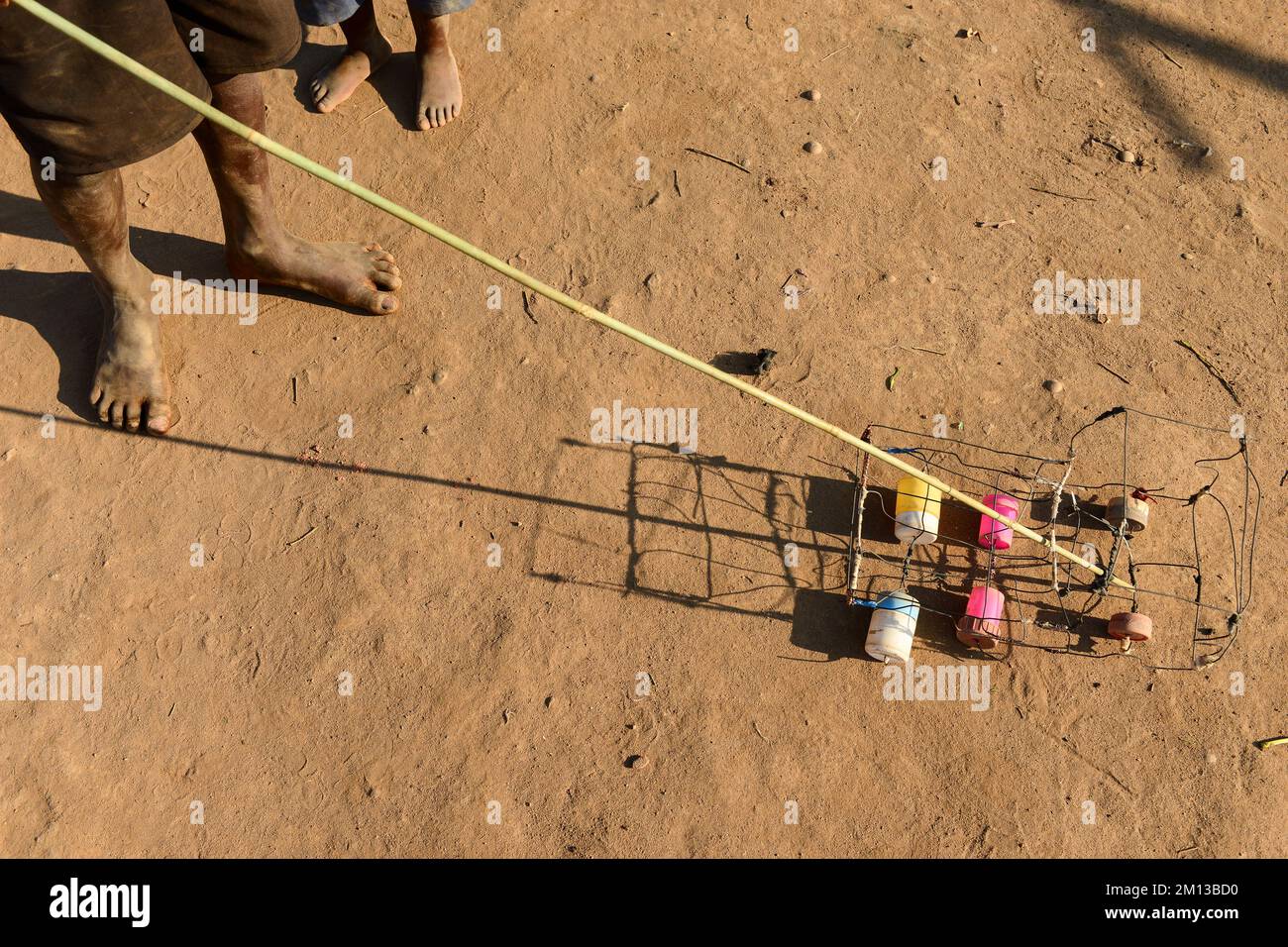 MALAWI, Thyolo, villaggio Samuti, bambini con auto giocattolo autofabbricate / Kinder mit selbstgebasteltem Spielzeug Foto Stock