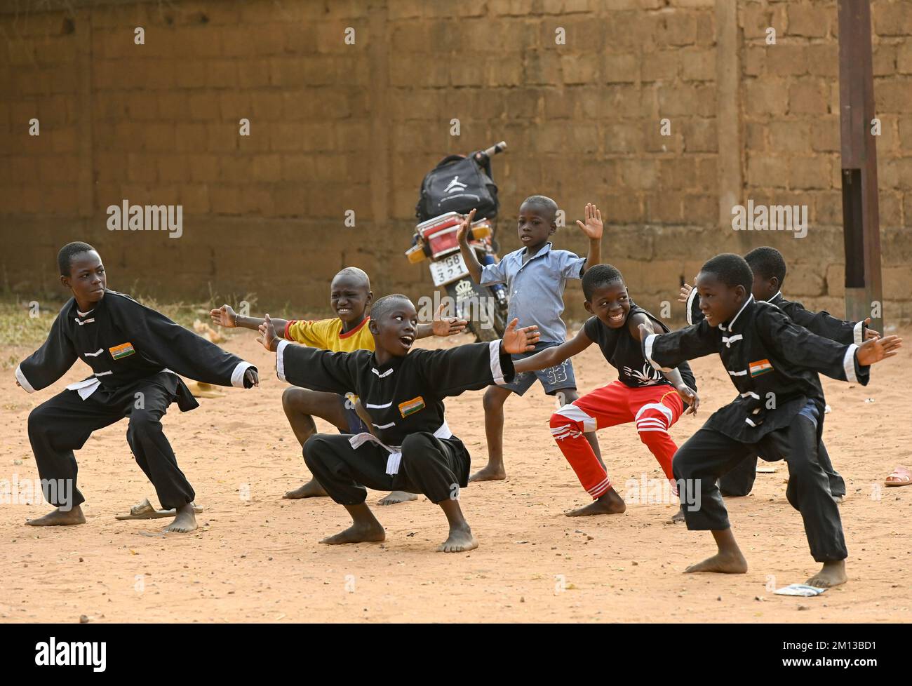 NIGER, Niamey, bambini che fanno sport di judo per strada / Kinder beim Judo Sport auf der Straße Foto Stock