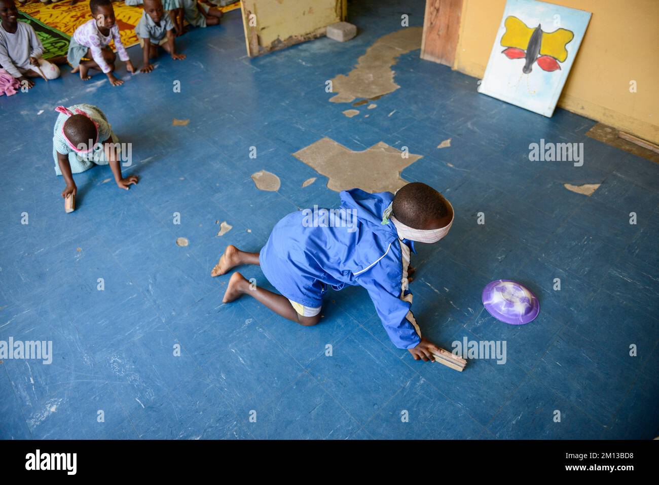 TOGO, Lome, Kindergarten per bambini di donne di mercato, i bambini giocano il bluff dell'uomo cieco Foto Stock
