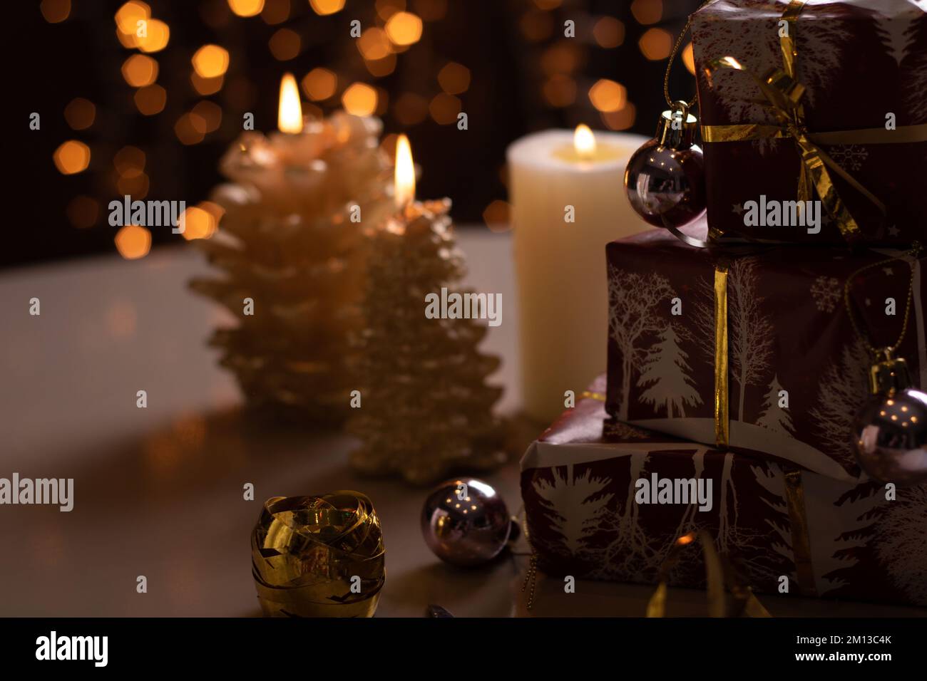 regali fotografici e candele accese sono affiancati sul tavolo Foto Stock