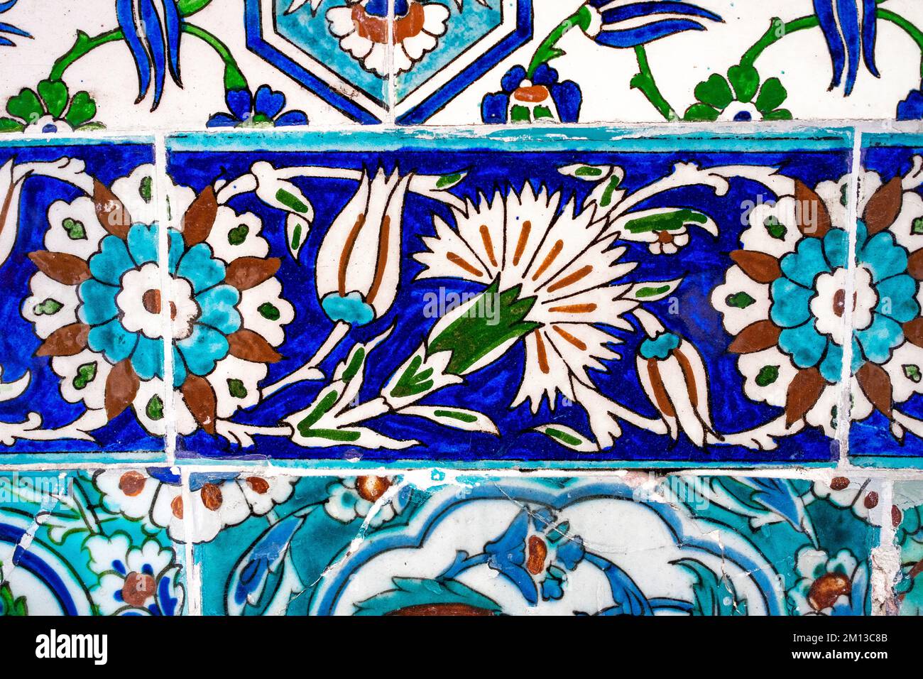 Antiche piastrelle ottomane turche fatte a mano con motivi di chiodi di garofano e tulipani dal Palazzo Topkapi a Istanbul, Turchia. Foto Stock