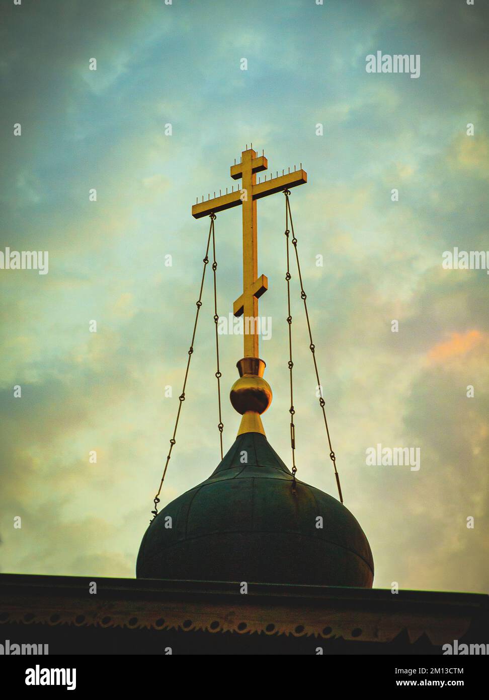 cupola con croce dorata di una chiesa cristiana russa Foto Stock