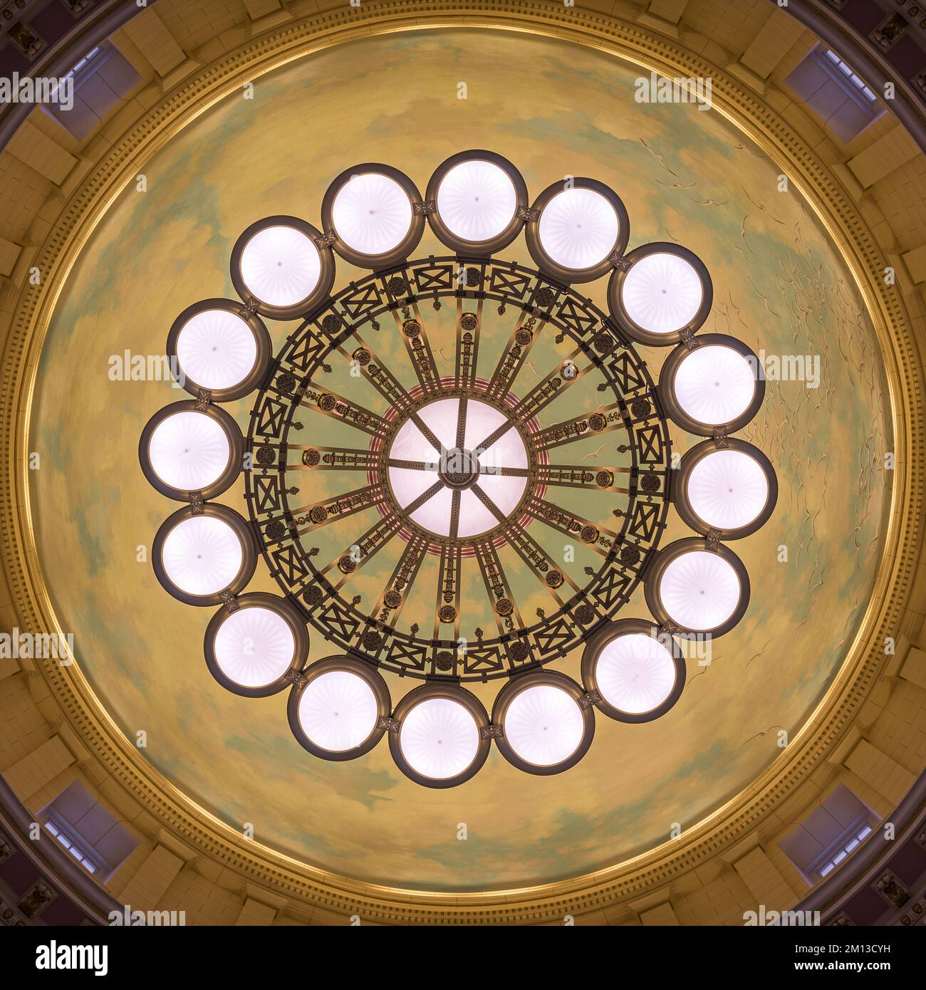 Cupola interna e lampadario dal pavimento della rotonda dell'edificio del Campidoglio dello Utah a Salt Lake City, Utah Foto Stock