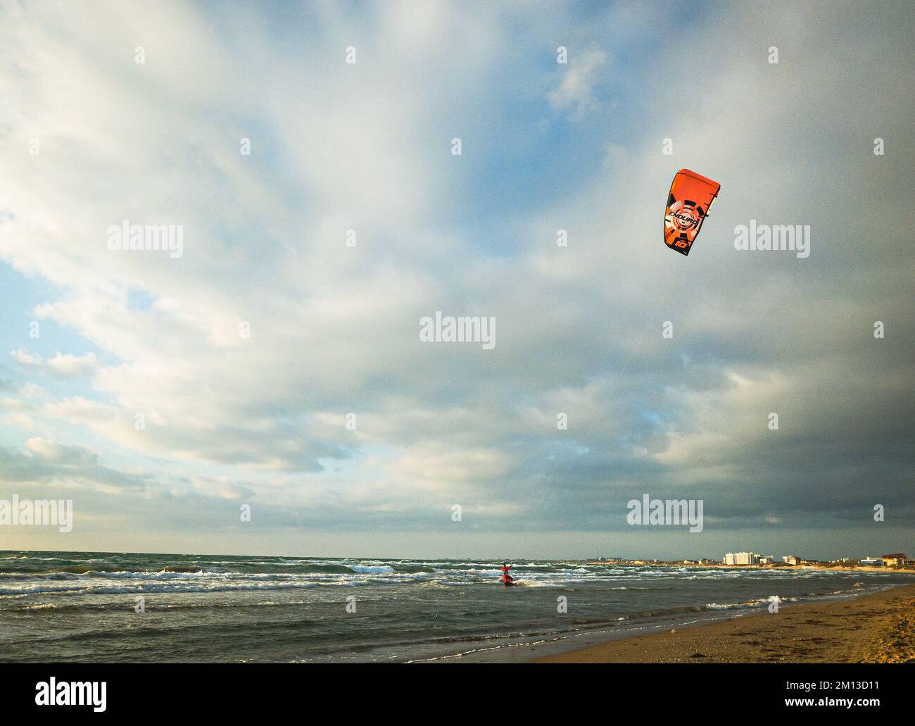 kite surfer correre al mare tempestoso Foto Stock