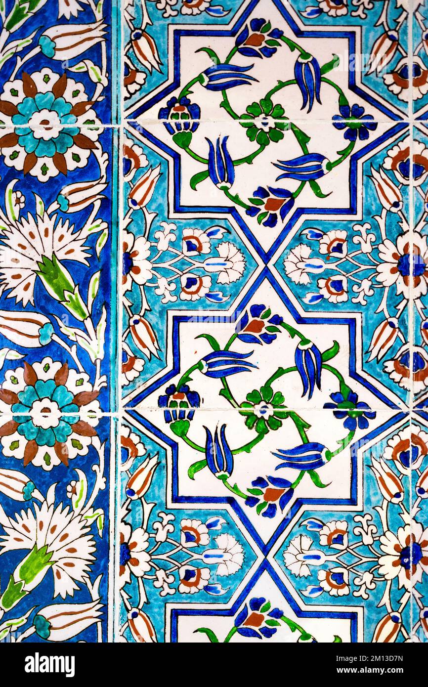 Piastrelle fatte a mano con motivi floreali. Foto Stock