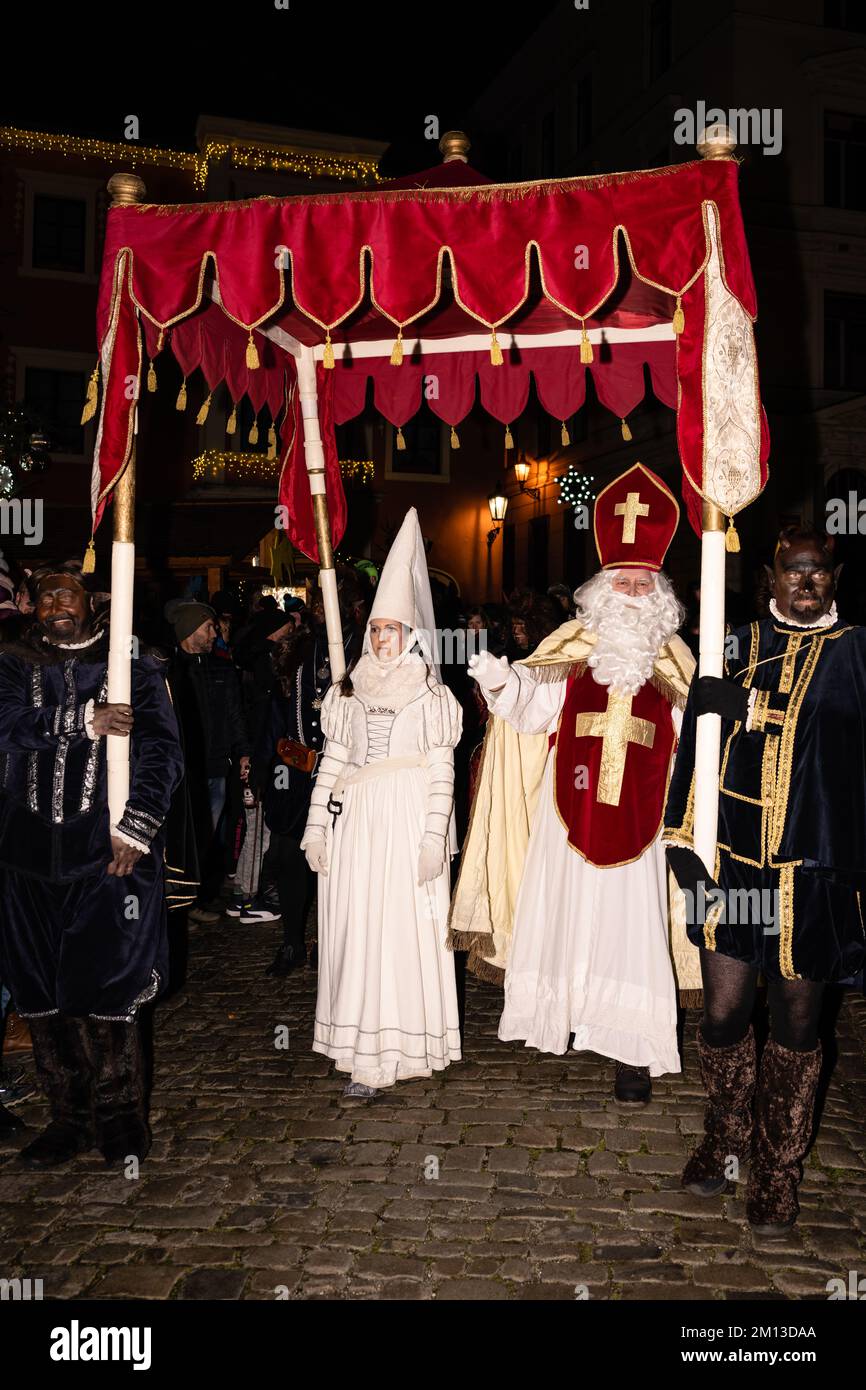 Cesky Krumlov, Repubblica Ceca - Dicembre 4 2022: San Nicola o Babbo Natale e la Signora Bianca chiamato Bila Pani Perchta Rozemberka o Bertha di Liechtenstein Foto Stock