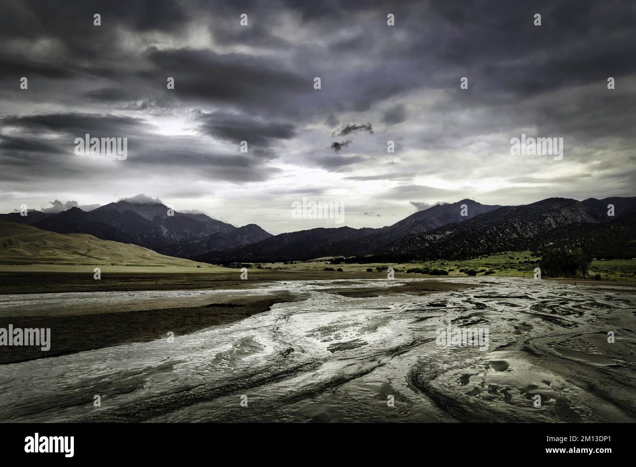 Una giornata nuvolosa sopra Buck Creek al Great Sand Dunes National Park nel Colorado meridionale. Foto Stock