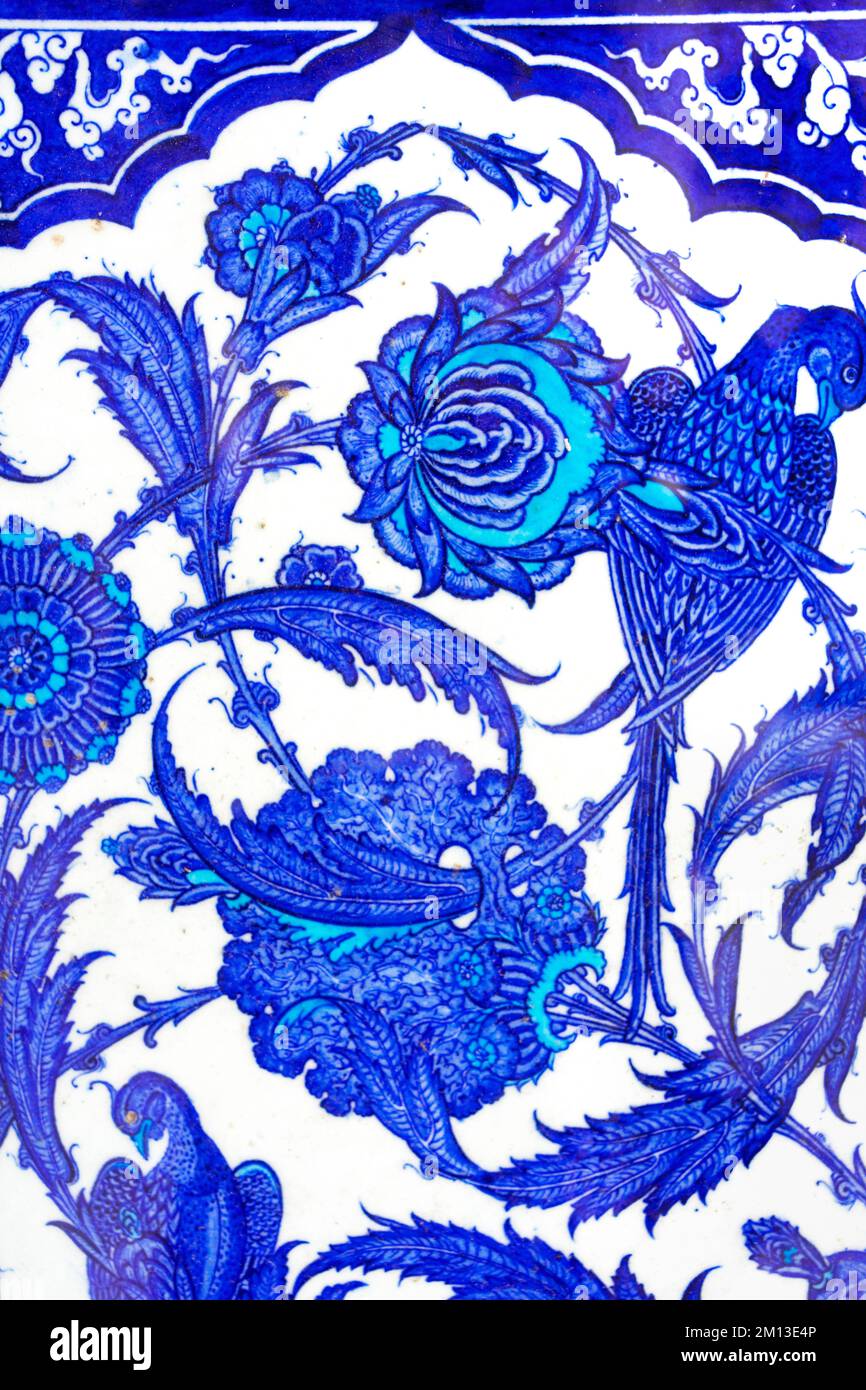 La piastrella blu del mitico uccello fenice e motivo floreale nel Palazzo Topkapi, Istanbul, Turchia. Foto Stock