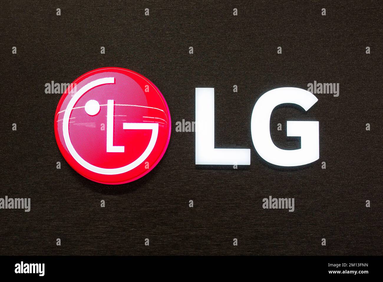 Logo LG. Cartello LG al neon luminoso. Multinazionale sud coreana di elettronica, LG Electronics Foto Stock