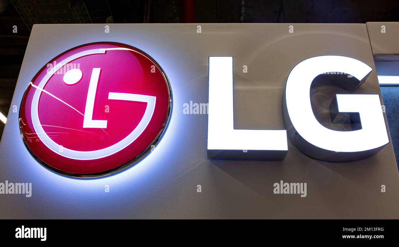 Logo LG. Cartello LG al neon luminoso. Multinazionale sud coreana di elettronica, LG Electronics Foto Stock