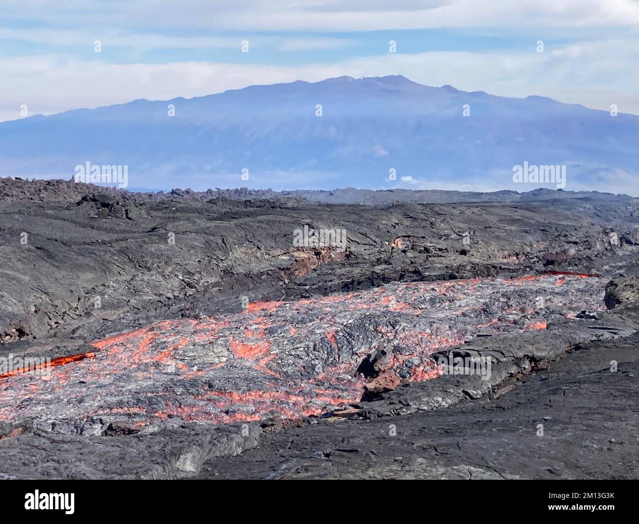 Mauna Loa, Hawaii, Stati Uniti. 7th Dec, 2022. Una vista del canale di lava che erutta dalla fessura 3 sulla zona nord-orientale del Rift di Mauna Loa. Vicino alla bocca, il canale di lava si muove a circa 26-36 piedi al secondo (8.2-11 metri al secondo). Più in discesa, l'ampio fronte del flusso di lava avanza più lentamente, ad una velocità media inferiore a 20 piedi (6 metri) all'ora. Immagine USGS di M. Patrick. Credit: USGS/ZUMA Press Wire Service/ZUMAPRESS.com/Alamy Live News Foto Stock