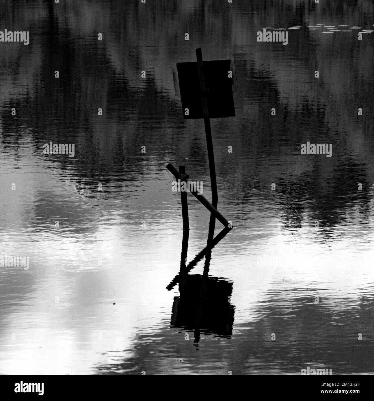 Fotografia in bianco e nero del segnale di avvertimento sulla piscina di Horsepasure su Cannock Chase AONB Area di eccezionale bellezza naturale in Staffordshire Inghilterra Foto Stock