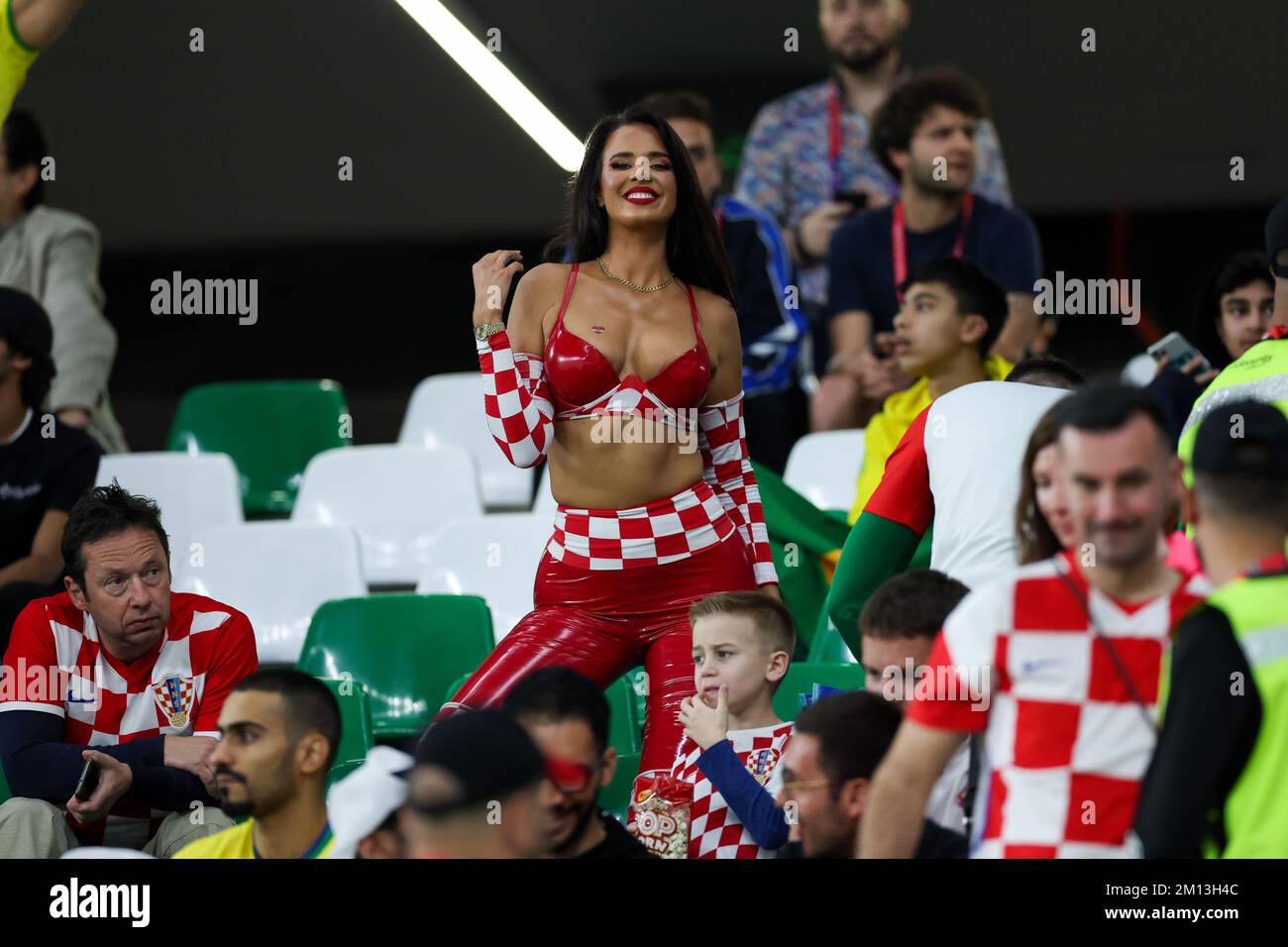 Doha, Qatar. 09th Dec, 2022. Ivana Knoll, ex Miss Croazia, si presenta per una foto durante la finale di Coppa del mondo FIFA Qatar 2022 quarto incontro tra Croazia e Brasile al Education City Stadium il 09 dicembre 2022 a al Rayyan, Qatar. (Foto: William Volcov) Credit: Brazil Photo Press/Alamy Live News Foto Stock