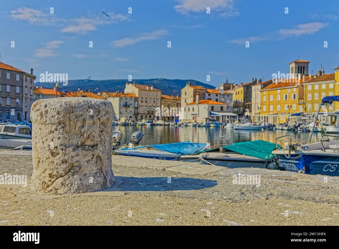 Molo in pietra nel porto della città vecchia di Cres Croazia Foto Stock