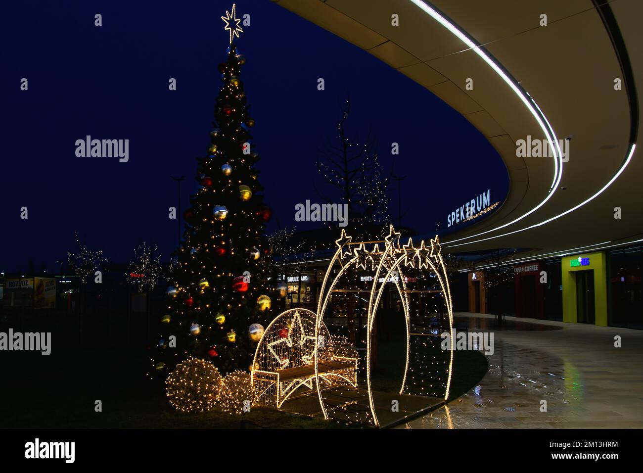 Decorazioni natalizie di fronte al grande magazzino Spektrum di Cestlice il 6 dicembre 2022. (Foto CTK/Petr Malina) Foto Stock